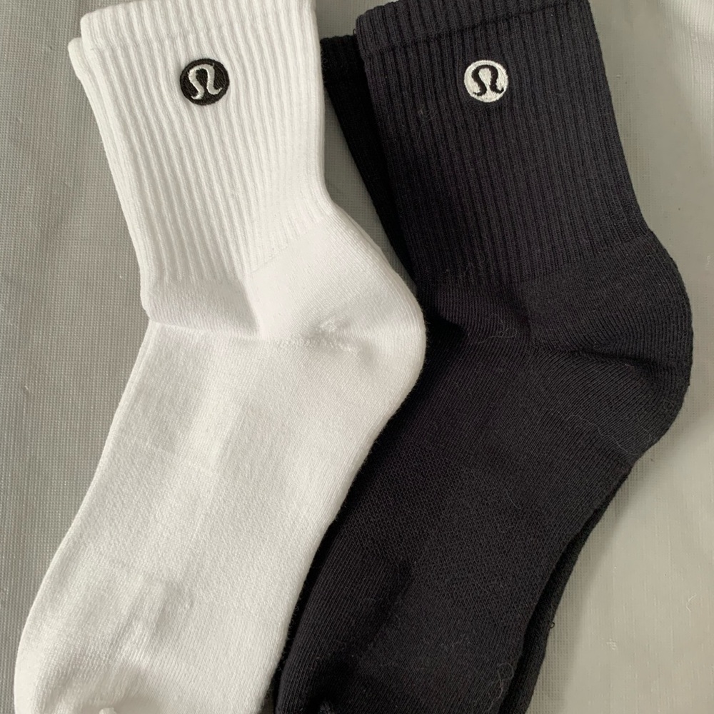 lululemon athletica Men's Ribbed Crew Socks - Black & White Pair